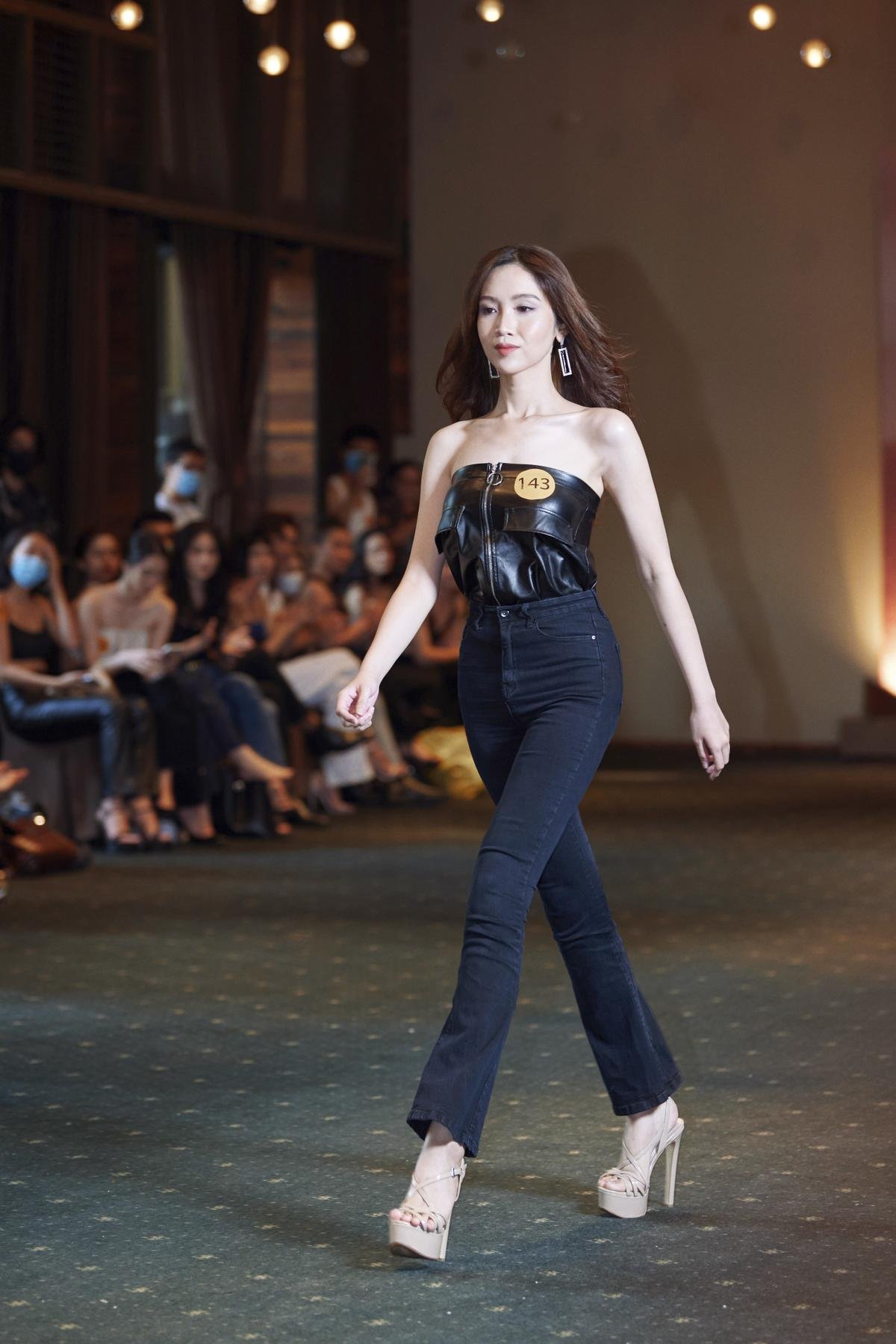 Kim Duyên nắm tay Tiểu Vy thị phạm catwalk: Màn đọ trình này ai hơn ai? Ảnh 9