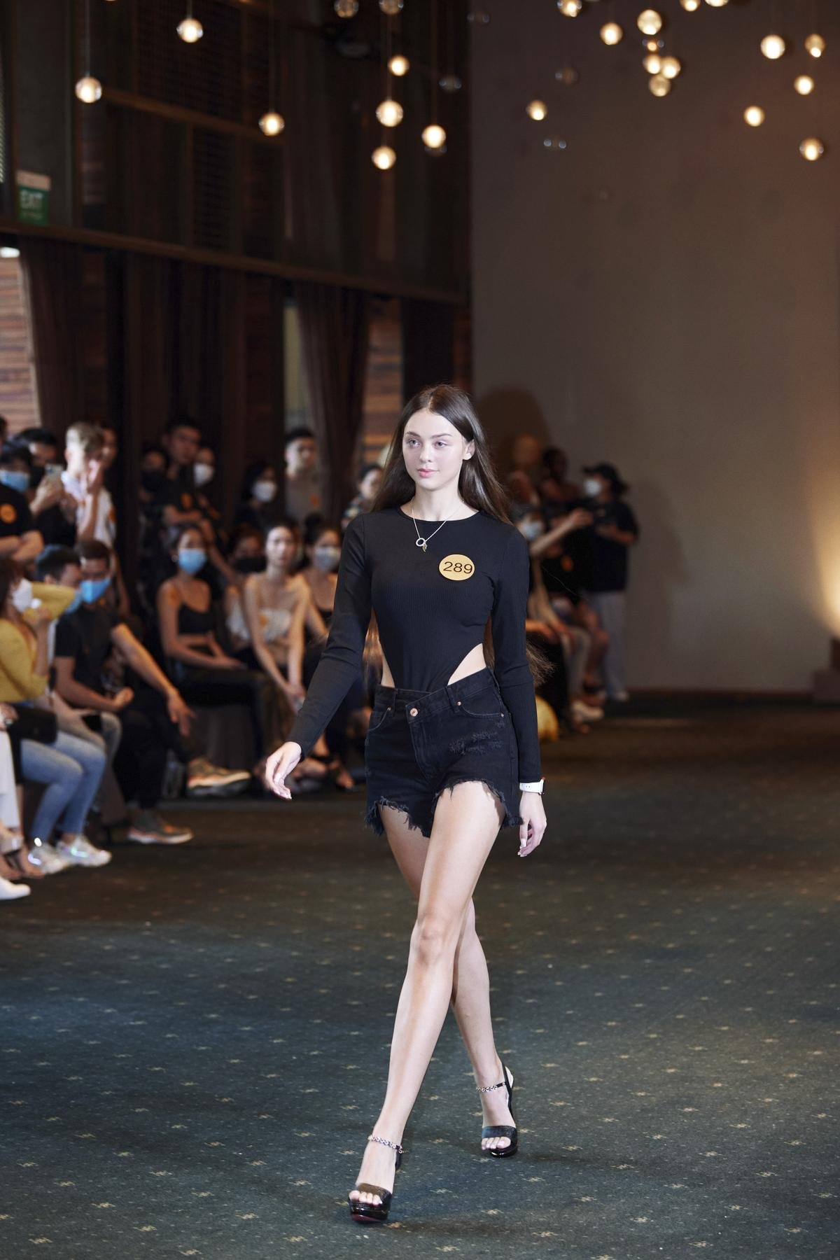 Kim Duyên nắm tay Tiểu Vy thị phạm catwalk: Màn đọ trình này ai hơn ai? Ảnh 8