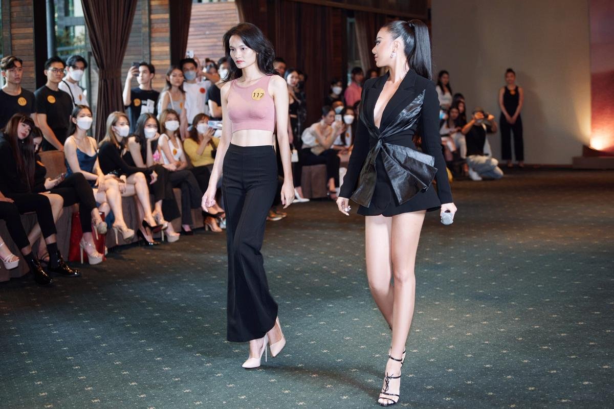 Kim Duyên nắm tay Tiểu Vy thị phạm catwalk: Màn đọ trình này ai hơn ai? Ảnh 7