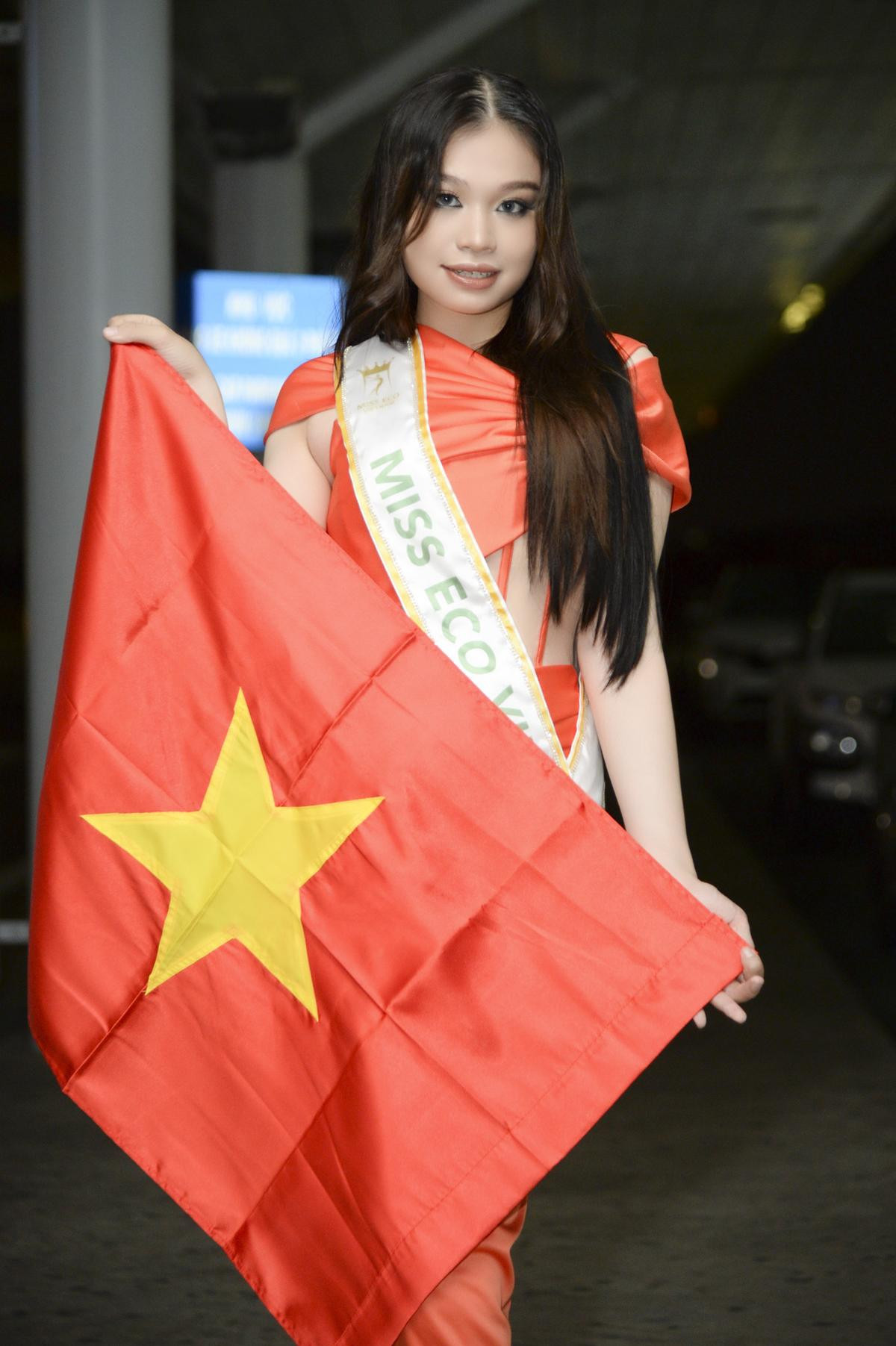 Trần Hoài Phương rạng rỡ lên đường sang Ai Cập dự thi Miss Eco International Ảnh 1