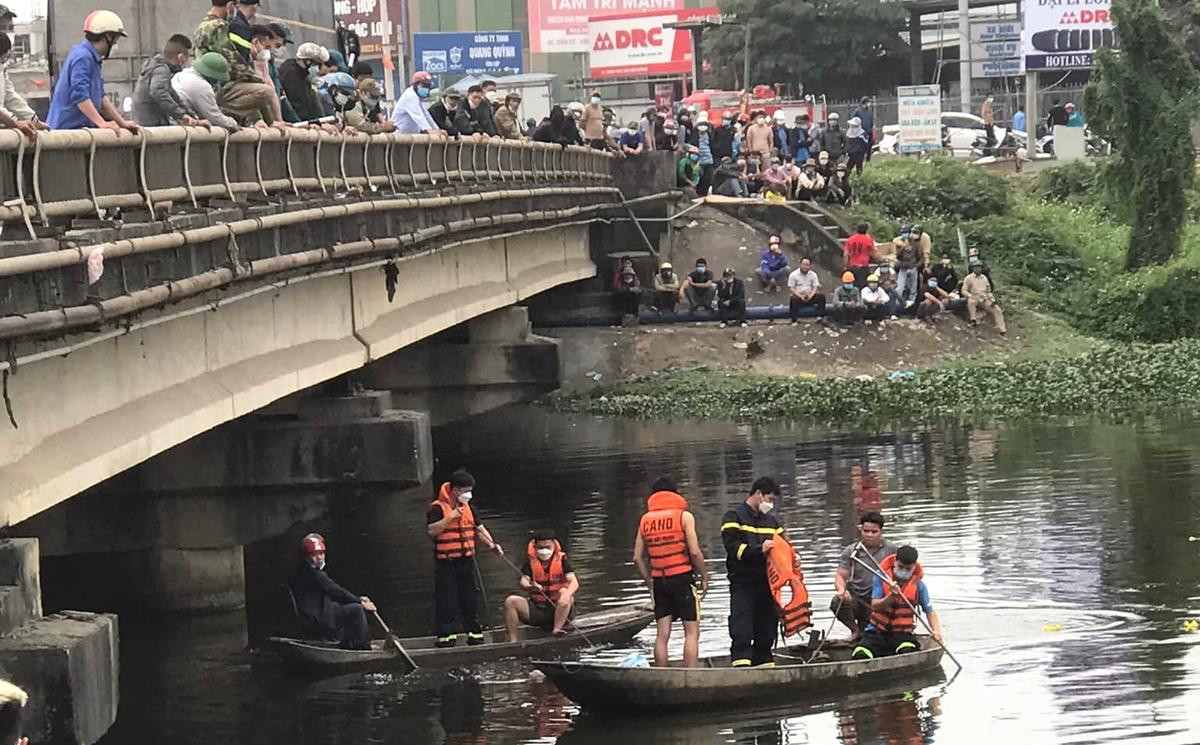 Thanh niên mất tích nghi đâm trúng thành cầu rơi xuống sông, cả trăm người vào cuộc tìm kiếm Ảnh 1