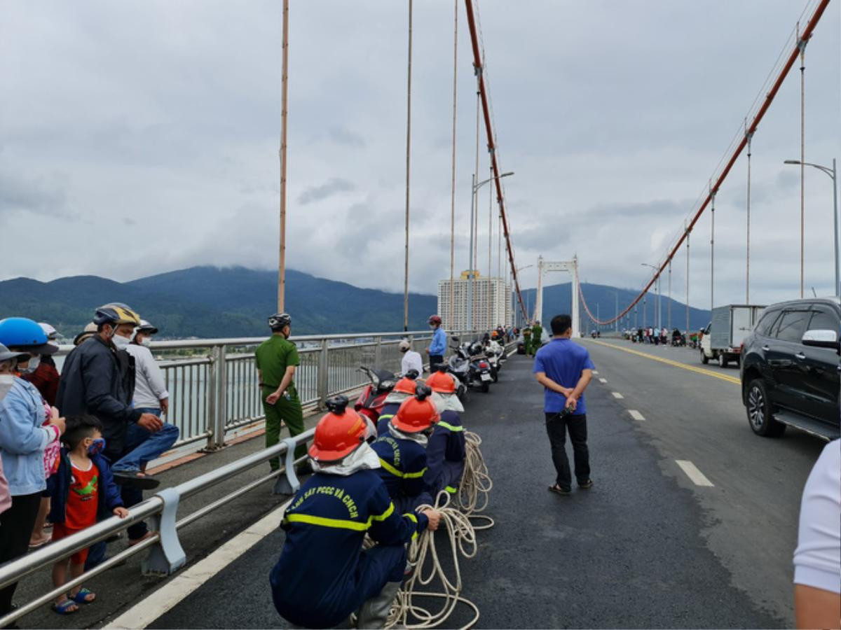 Người đàn ông đu cầu Thuận Phước từ trưa đến đêm khuya với ý định tự tử cuối cùng đã chịu về nhà Ảnh 3