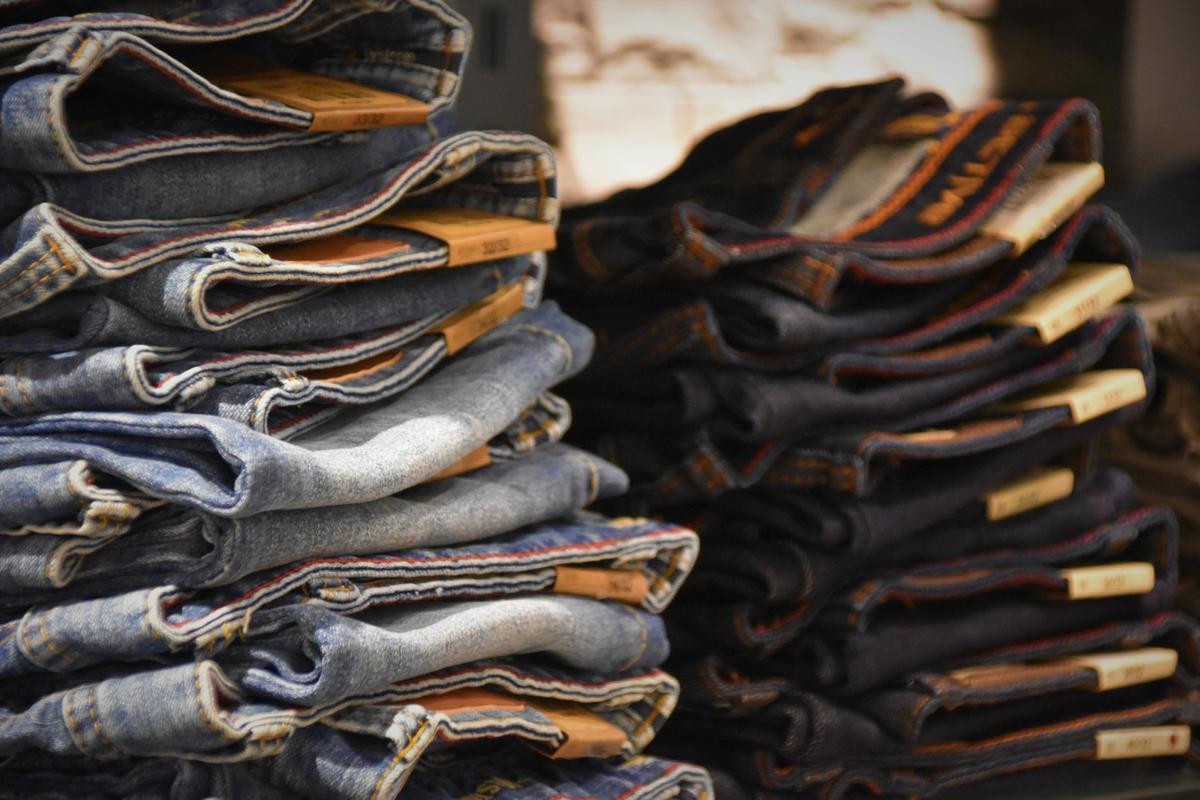 Chê quần jeans vừa nặng vừa lâu khô, giới trẻ Nhật đua nhau tẩy chay Ảnh 1