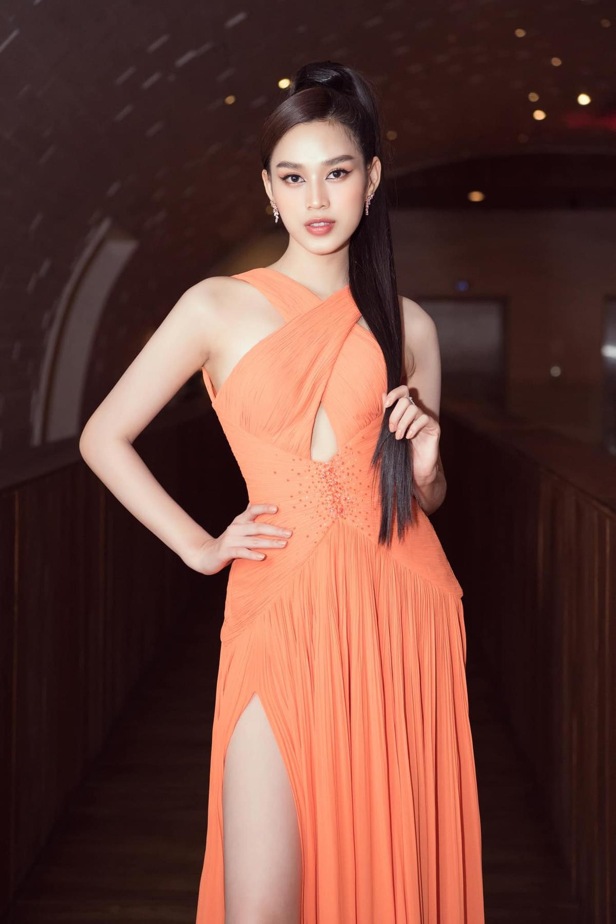 Đỗ Thị Hà diện đầm cut-out: Sắc vóc cỡ này phải khóa Top 5 Miss World mới xứng tầm Ảnh 8