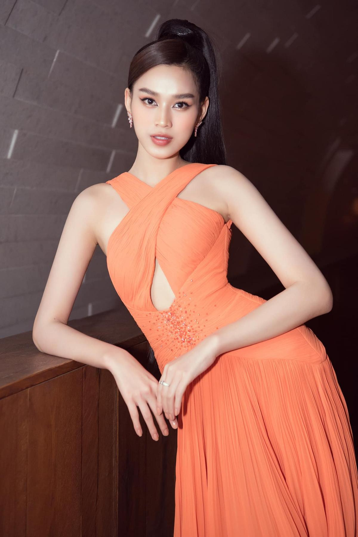 Đỗ Thị Hà diện đầm cut-out: Sắc vóc cỡ này phải khóa Top 5 Miss World mới xứng tầm Ảnh 6