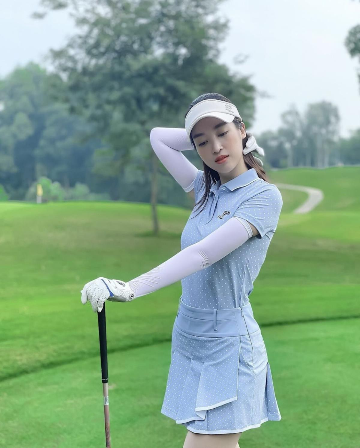 Đỗ Mỹ Linh xúng xính thời trang sân golf: Thoát mác 'Hoa hậu nghèo nhất Việt Nam' Ảnh 6