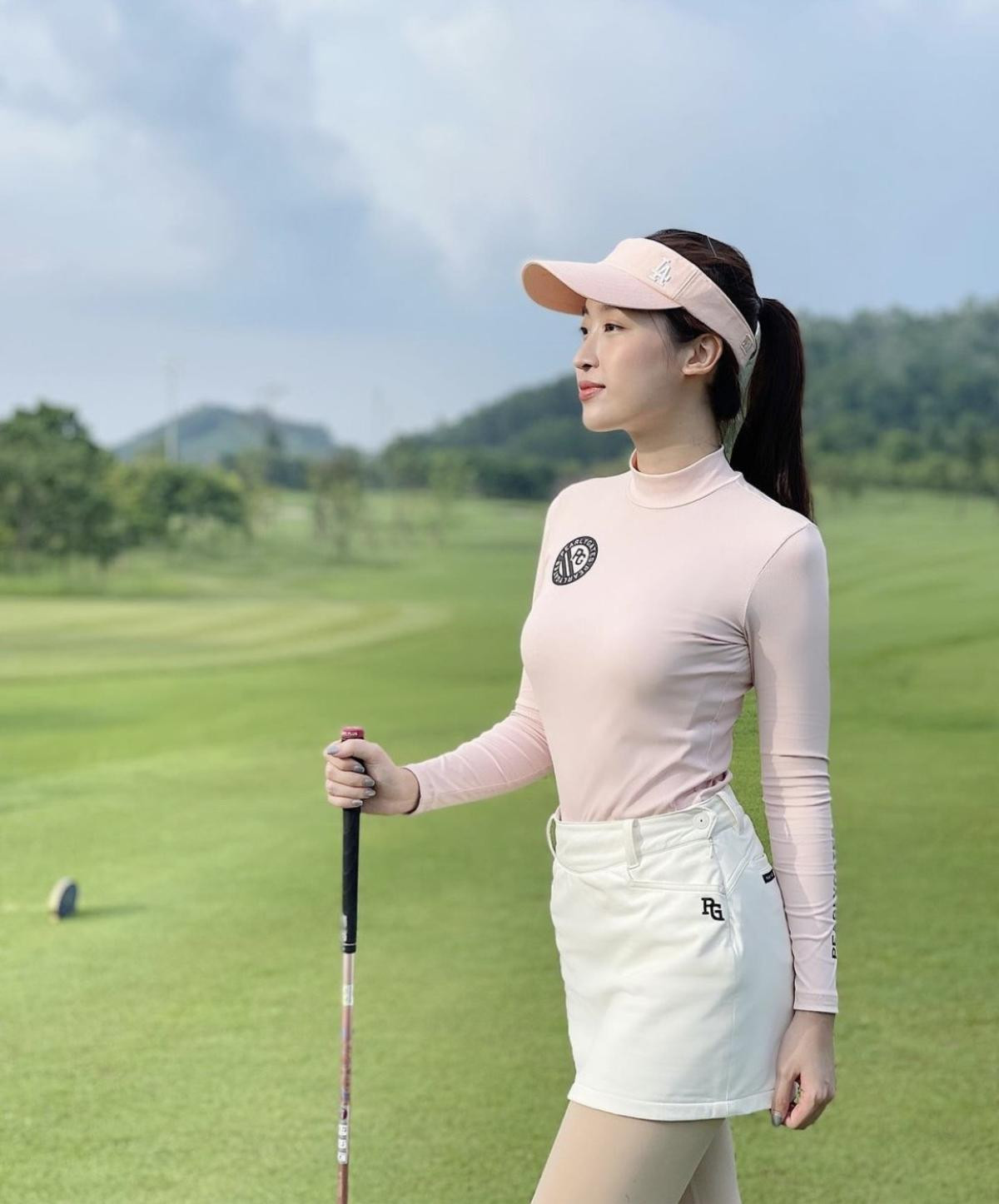 Đỗ Mỹ Linh xúng xính thời trang sân golf: Thoát mác 'Hoa hậu nghèo nhất Việt Nam' Ảnh 3