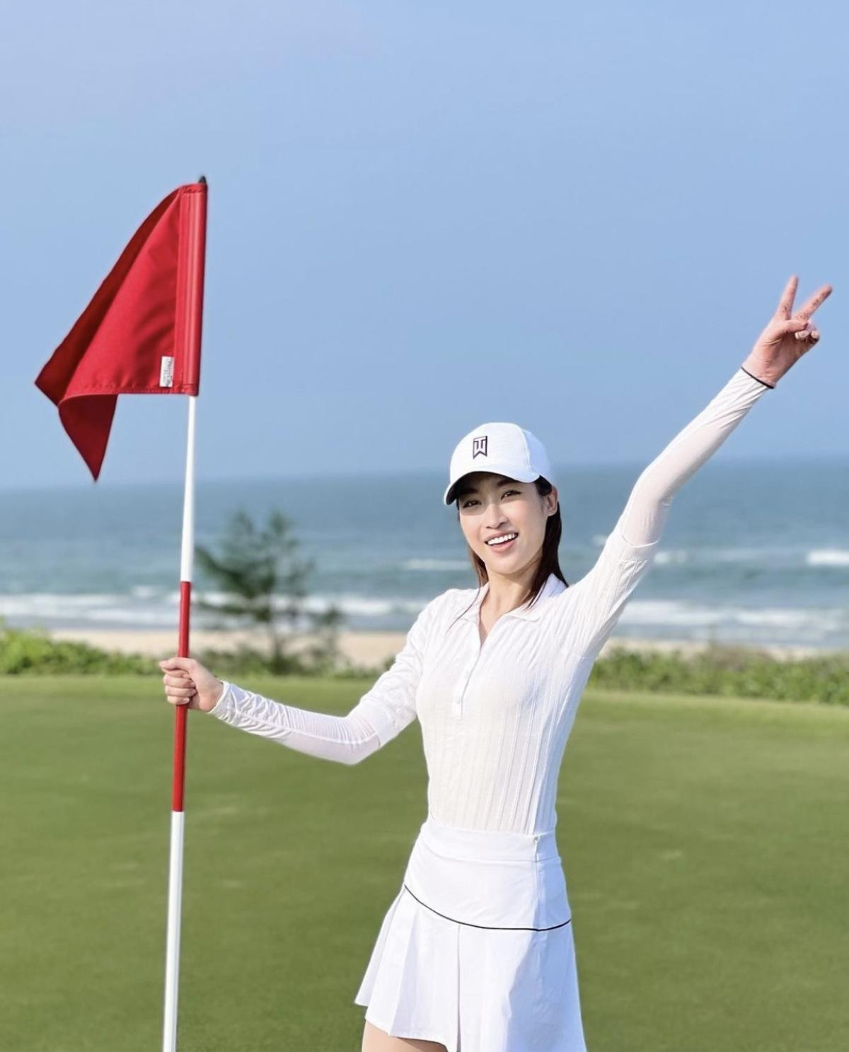 Đỗ Mỹ Linh xúng xính thời trang sân golf: Thoát mác 'Hoa hậu nghèo nhất Việt Nam' Ảnh 10