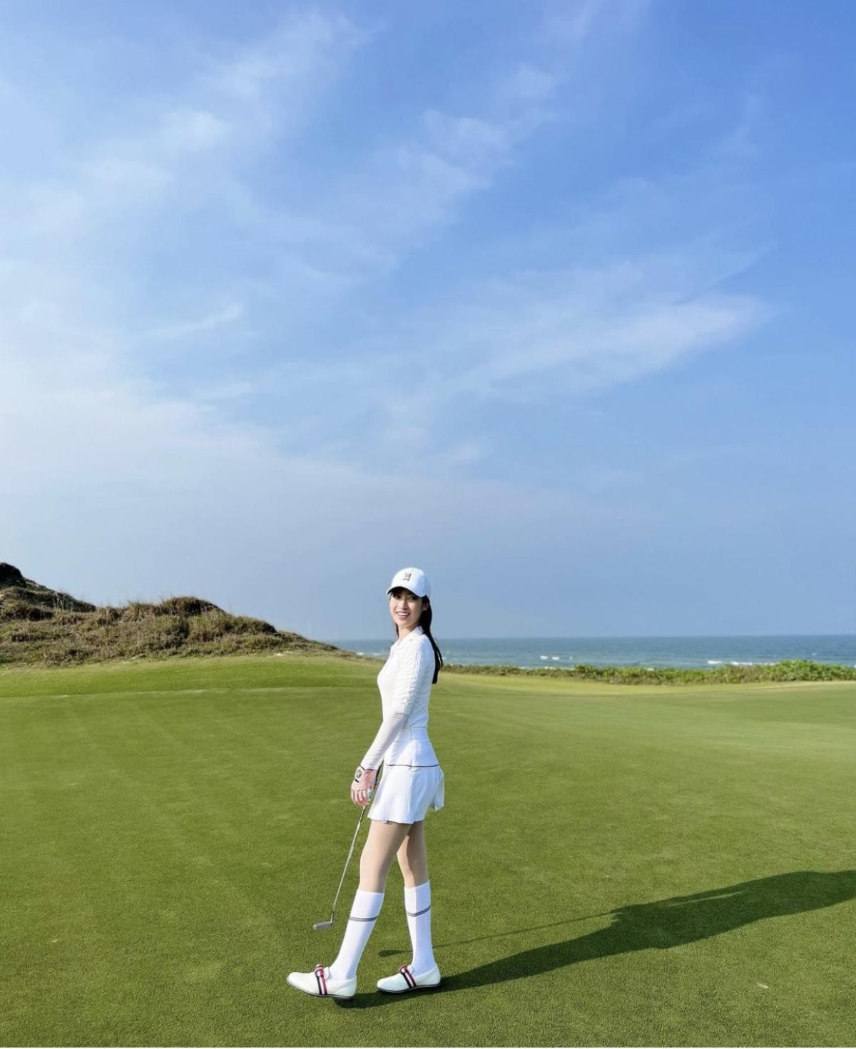 Đỗ Mỹ Linh xúng xính thời trang sân golf: Thoát mác 'Hoa hậu nghèo nhất Việt Nam' Ảnh 8