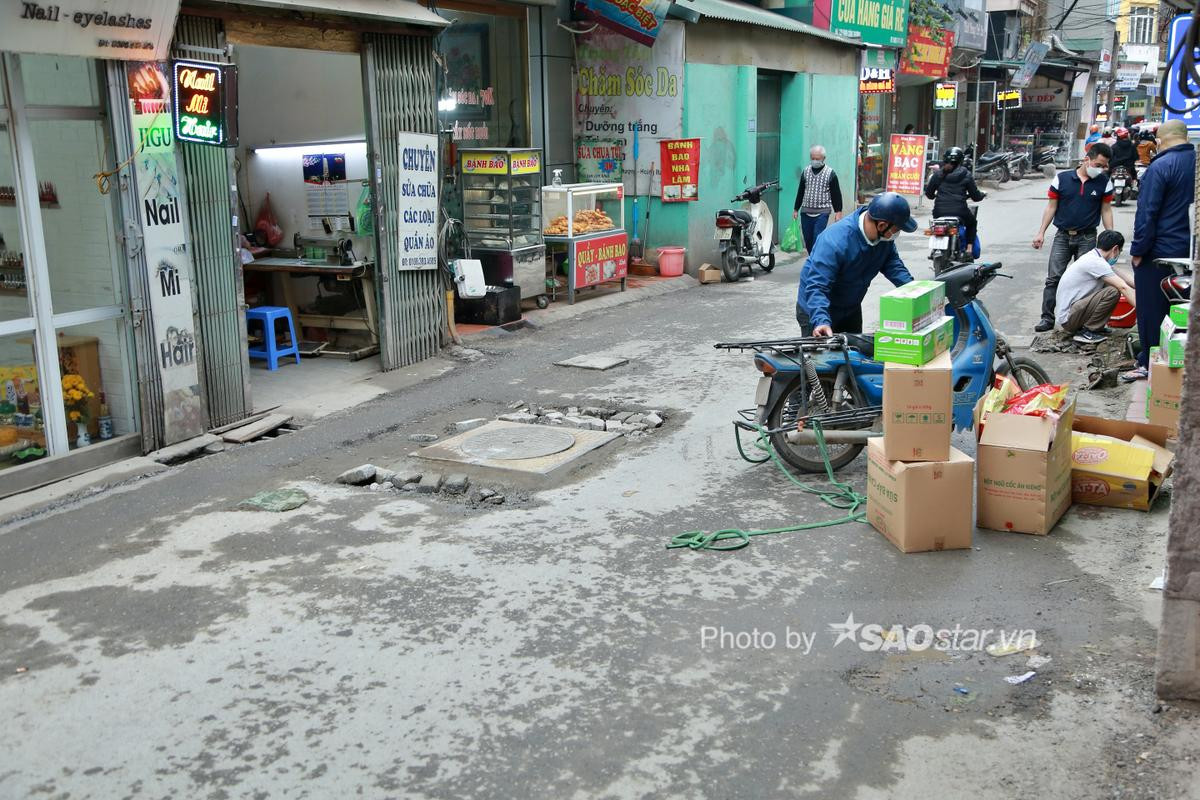 Người dân nghiêng ngả tránh hố ga giữa đường Hà Nội: 'Xe xiêu vẹo, hàng hóa rơi rụng như sung' Ảnh 15