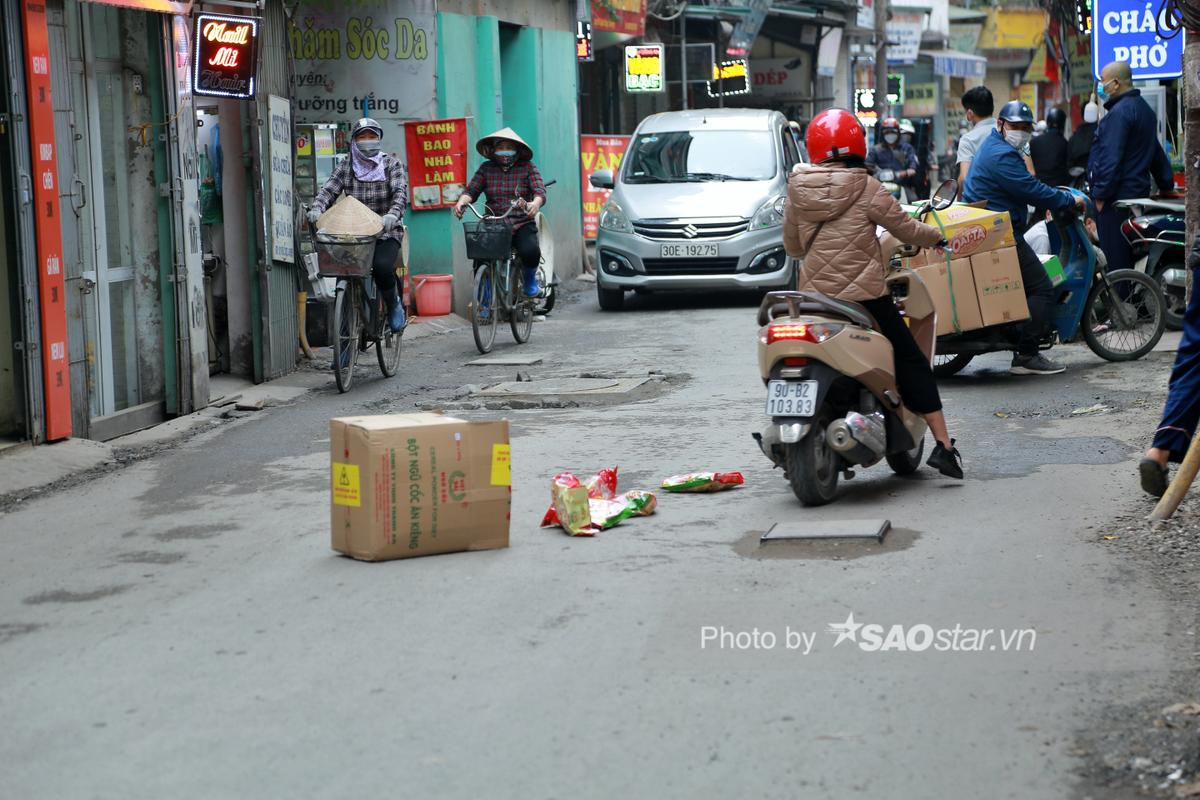 Người dân nghiêng ngả tránh hố ga giữa đường Hà Nội: 'Xe xiêu vẹo, hàng hóa rơi rụng như sung' Ảnh 13