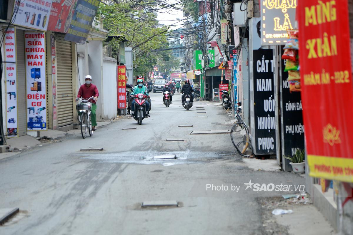 Người dân nghiêng ngả tránh hố ga giữa đường Hà Nội: 'Xe xiêu vẹo, hàng hóa rơi rụng như sung' Ảnh 2