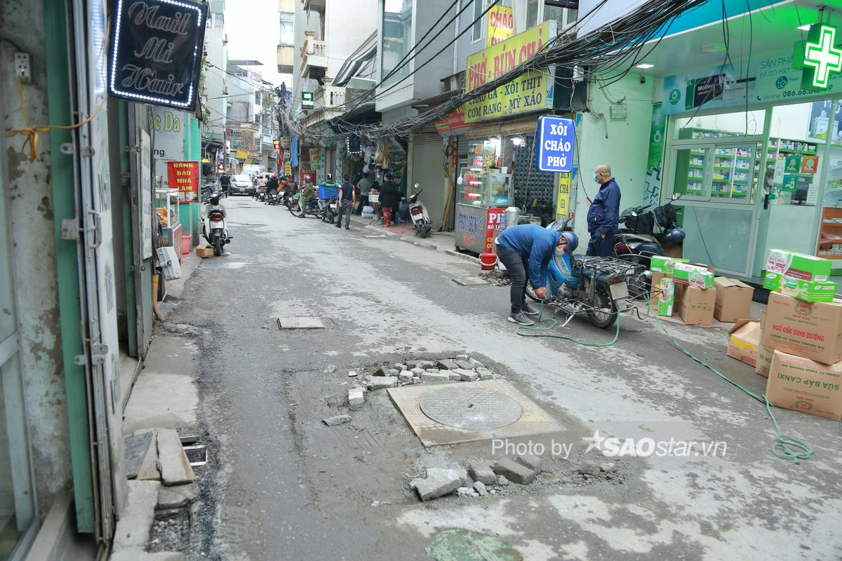 Người dân nghiêng ngả tránh hố ga giữa đường Hà Nội: 'Xe xiêu vẹo, hàng hóa rơi rụng như sung' Ảnh 18