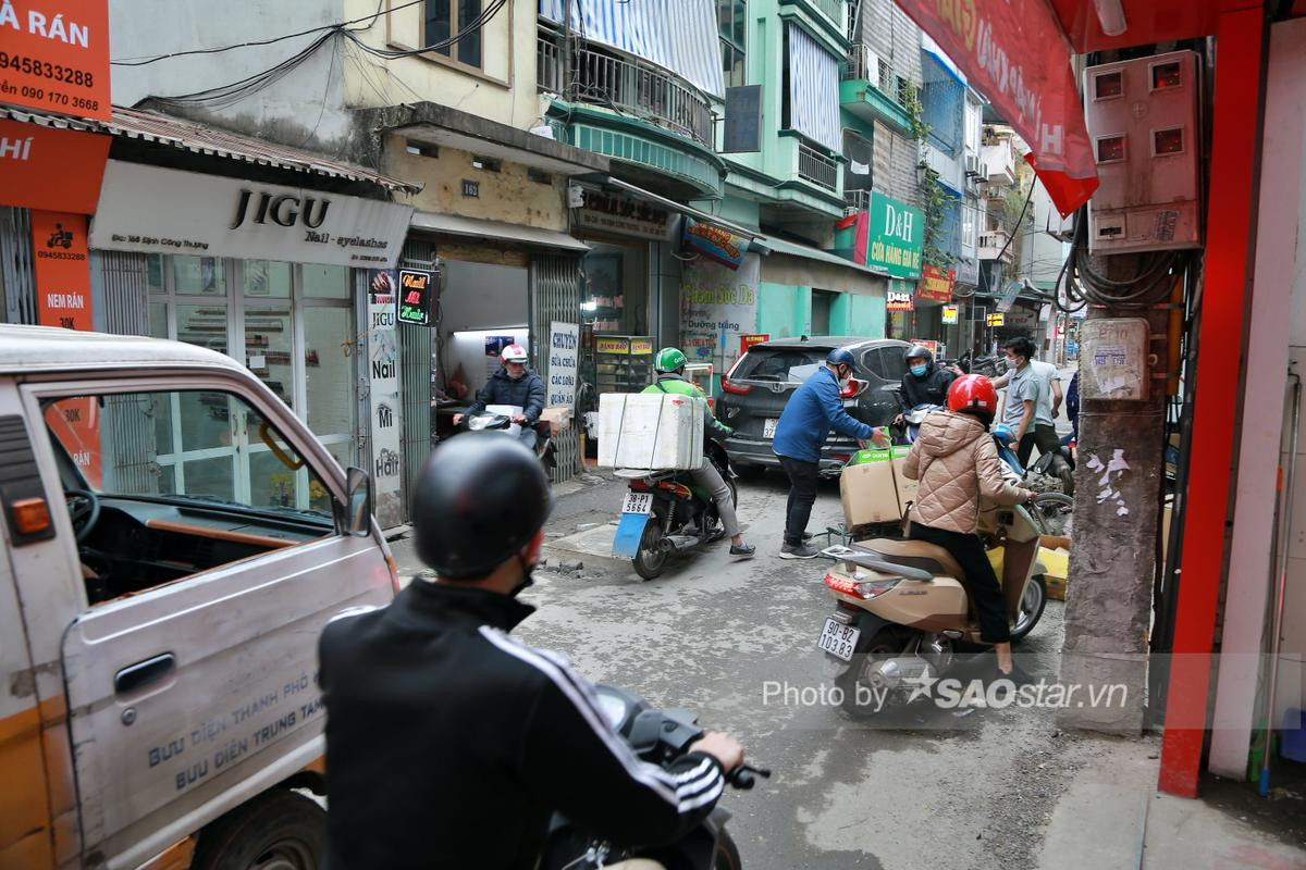 Người dân nghiêng ngả tránh hố ga giữa đường Hà Nội: 'Xe xiêu vẹo, hàng hóa rơi rụng như sung' Ảnh 17