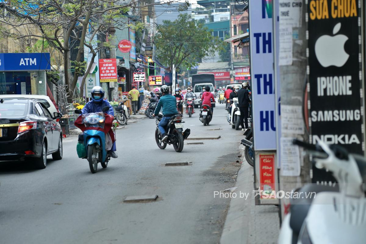 Người dân nghiêng ngả tránh hố ga giữa đường Hà Nội: 'Xe xiêu vẹo, hàng hóa rơi rụng như sung' Ảnh 8