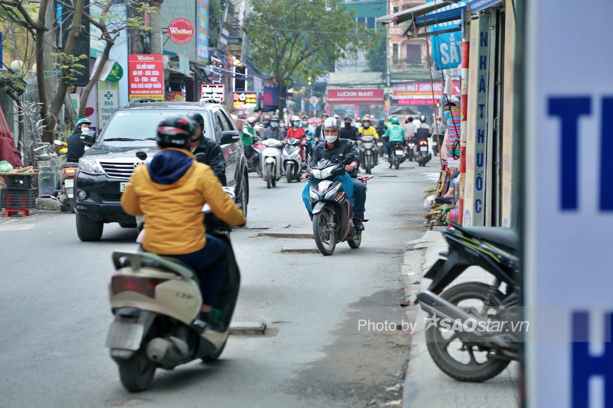 Người dân nghiêng ngả tránh hố ga giữa đường Hà Nội: 'Xe xiêu vẹo, hàng hóa rơi rụng như sung' Ảnh 4