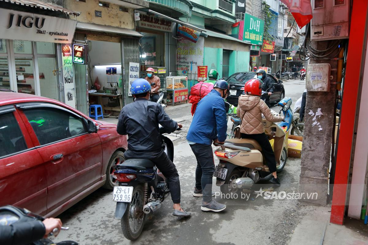 Người dân nghiêng ngả tránh hố ga giữa đường Hà Nội: 'Xe xiêu vẹo, hàng hóa rơi rụng như sung' Ảnh 14