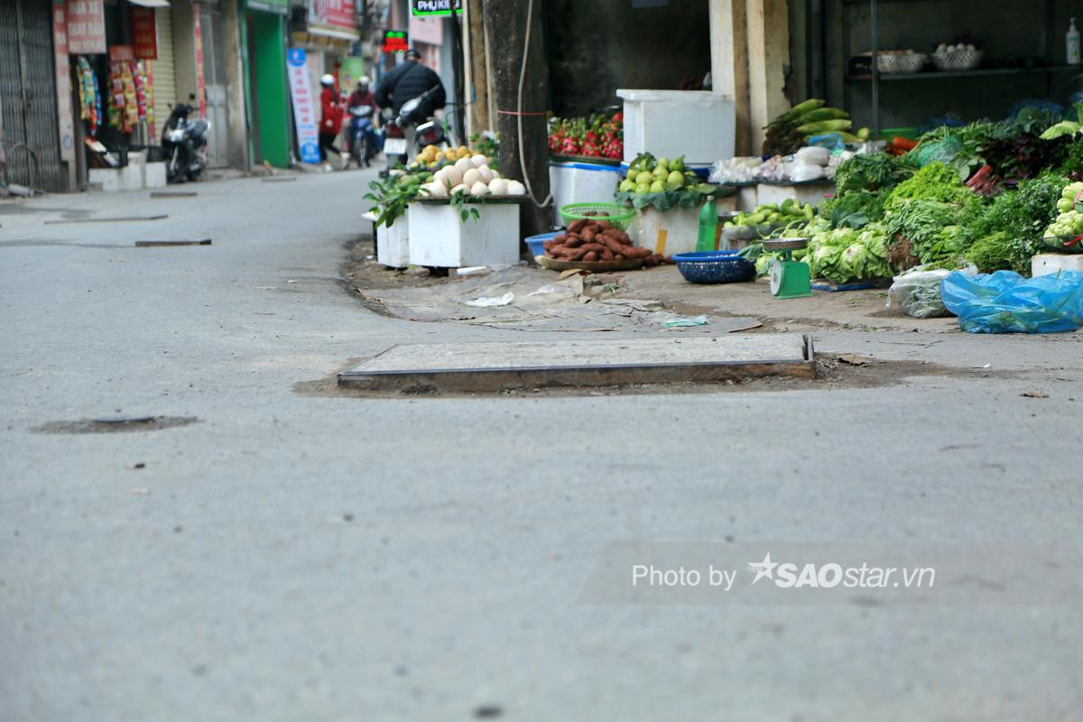 Người dân nghiêng ngả tránh hố ga giữa đường Hà Nội: 'Xe xiêu vẹo, hàng hóa rơi rụng như sung' Ảnh 6