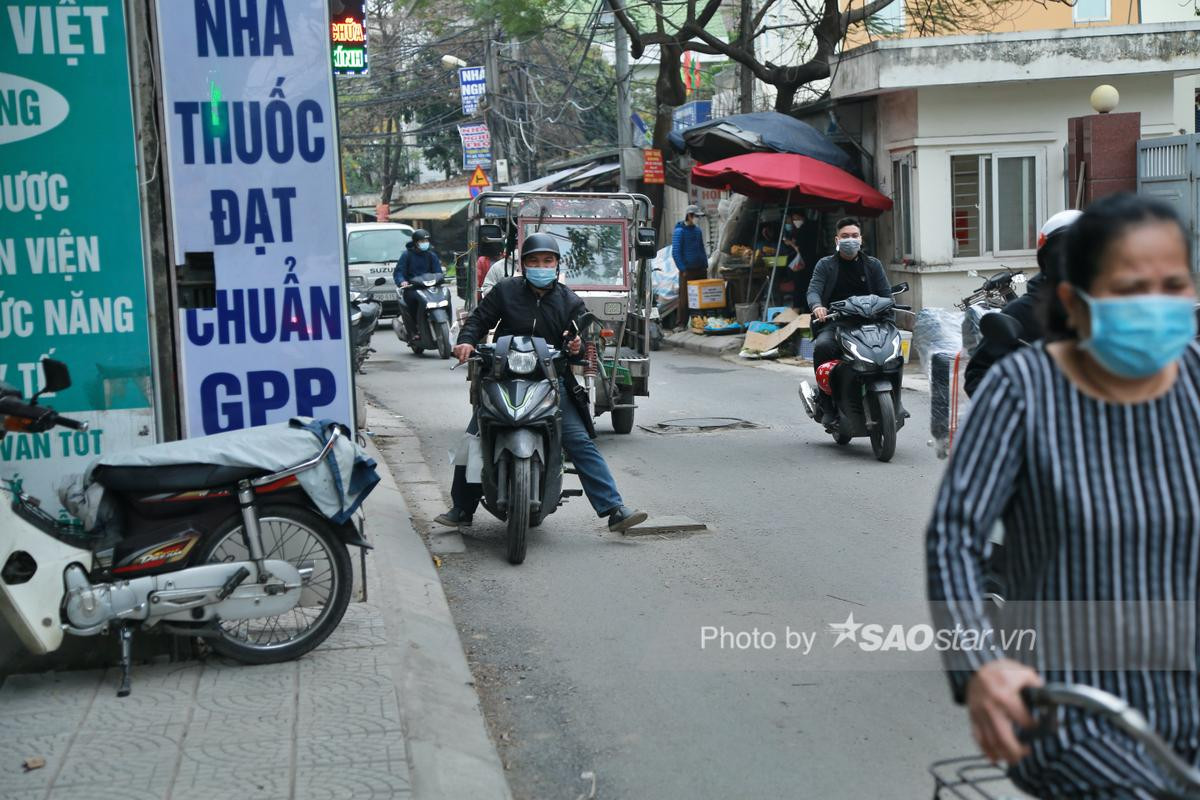 Người dân nghiêng ngả tránh hố ga giữa đường Hà Nội: 'Xe xiêu vẹo, hàng hóa rơi rụng như sung' Ảnh 7