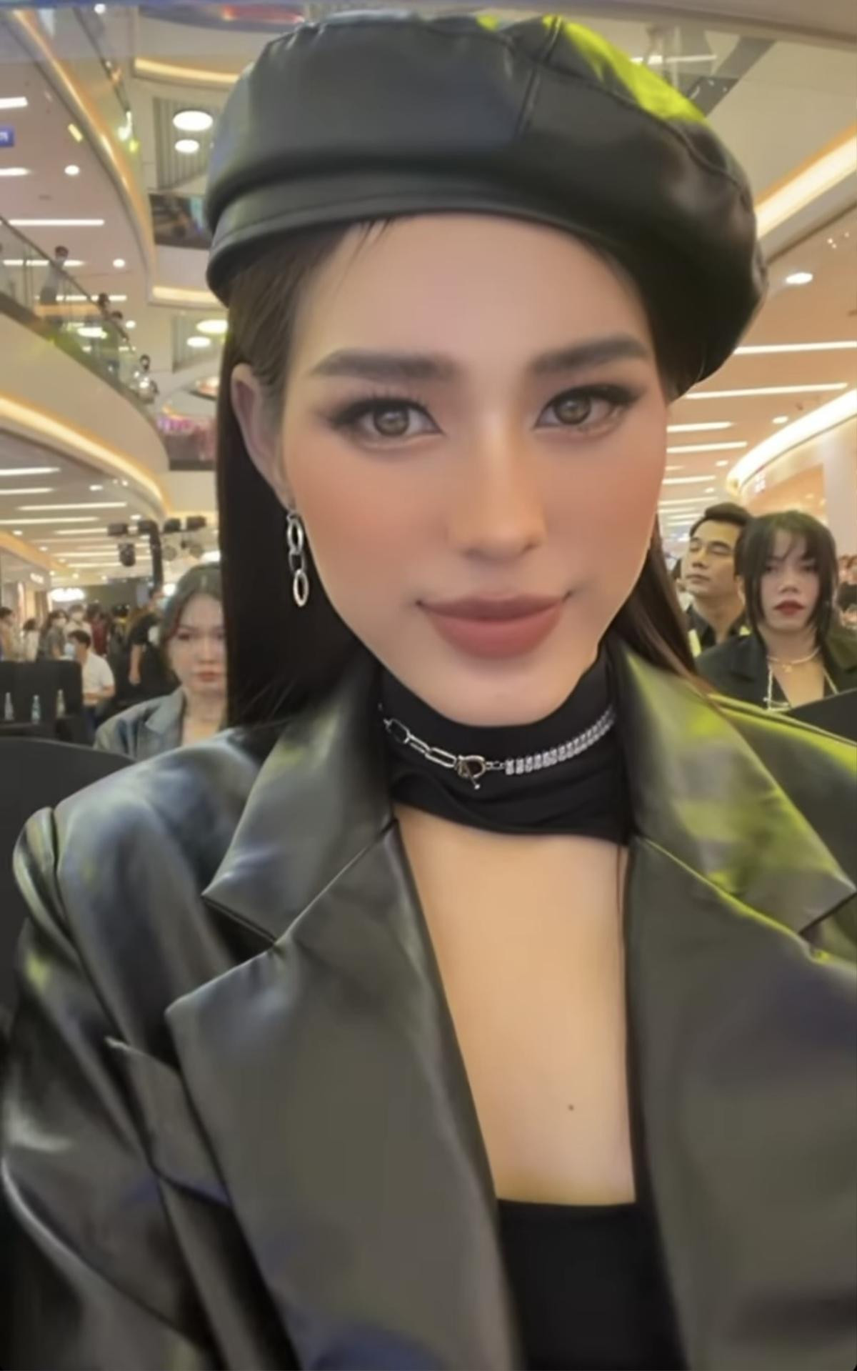 Trước ngày chinh chiến Miss World, Đỗ Hà khoe tạo hình khác lạ 'chiến' quên lối về Ảnh 1