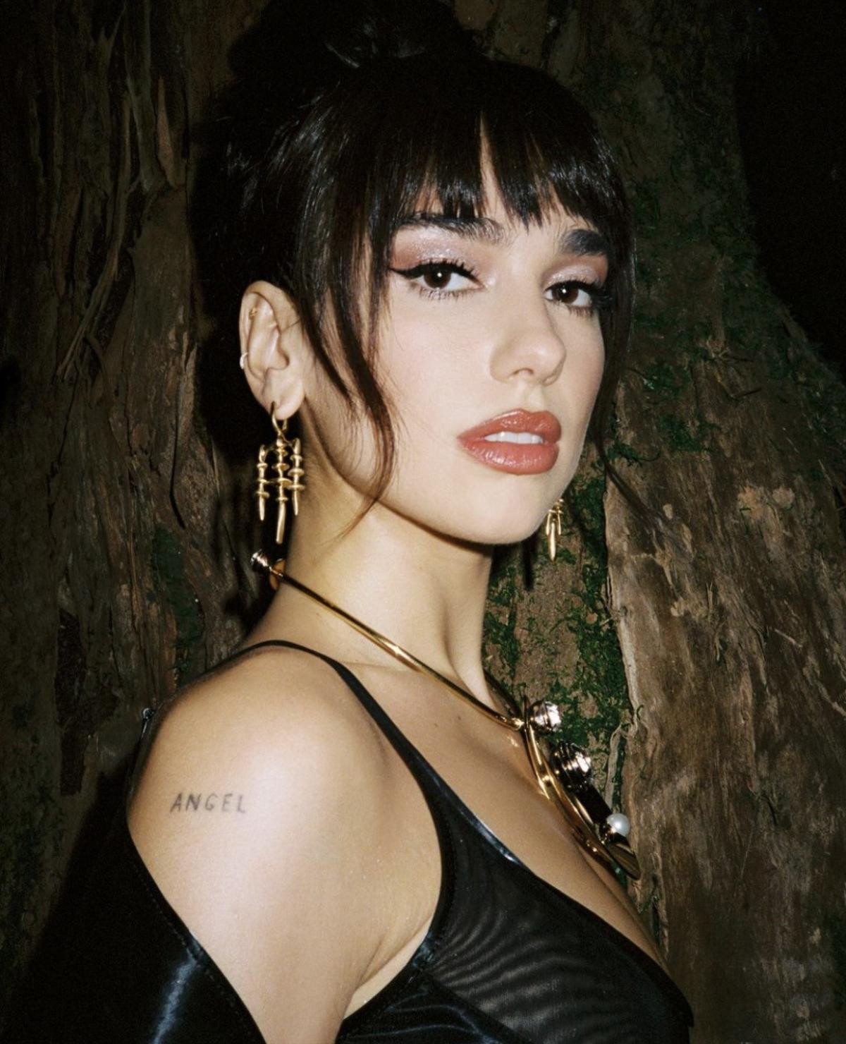 Thời trang hở bạo quá 'khét' của Dua Lipa trong MV mới khiến fan 'hồn siêu phách lạc' Ảnh 5