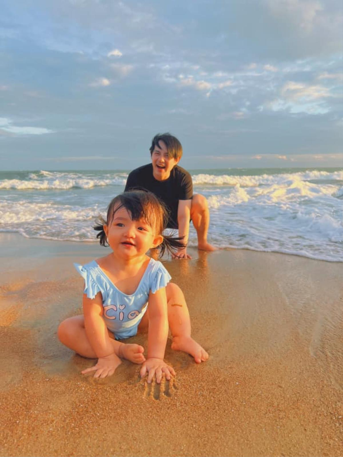 Vừa rời xa Đông Nhi chưa lâu, Ông Cao Thắng làm điều này nơi đông người thể hiện tình cảm với vợ Ảnh 3