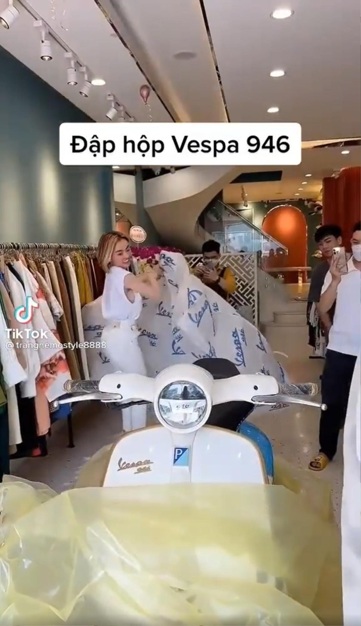 Trang Nemo 'vượt mặt' Đoàn Di Băng tậu xe Vespa đắt nhất thế giới, livestream 'đập hộp' cực hoành tráng Ảnh 1