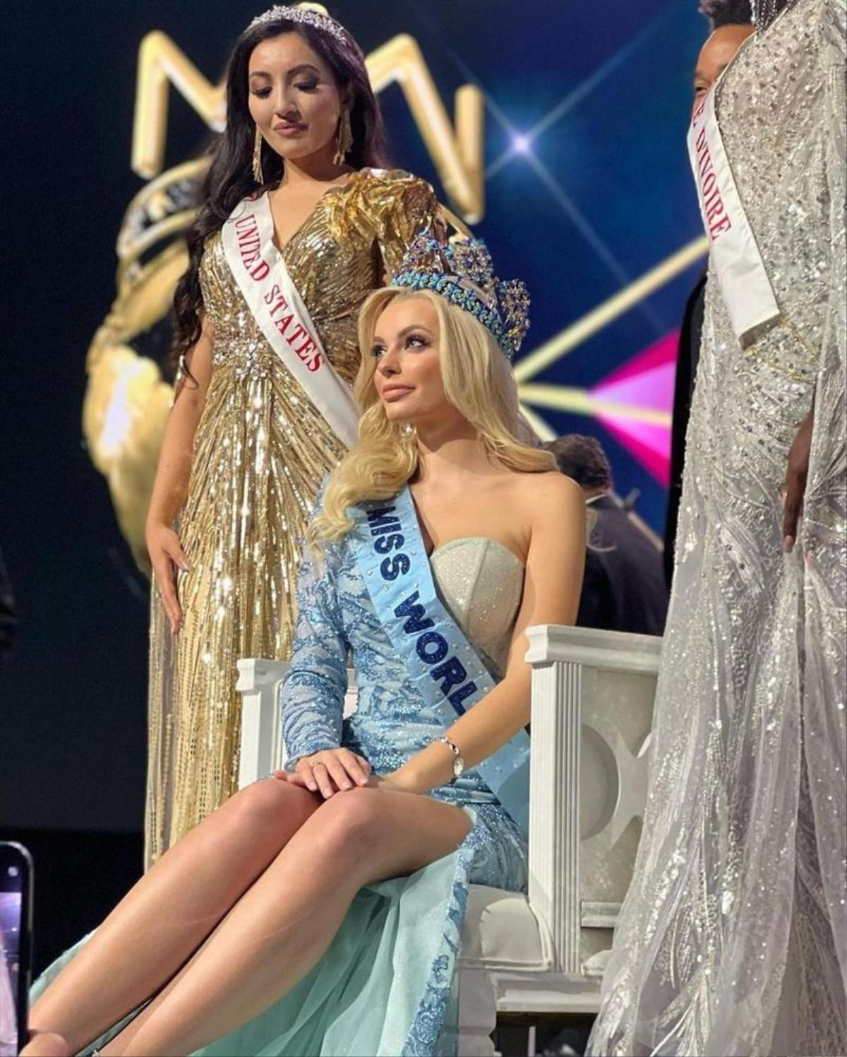 Đến là thương: Tân Hoa hậu bị đạp bung váy ngay trong khoảnh khắc đăng quang Miss World 2021 Ảnh 1