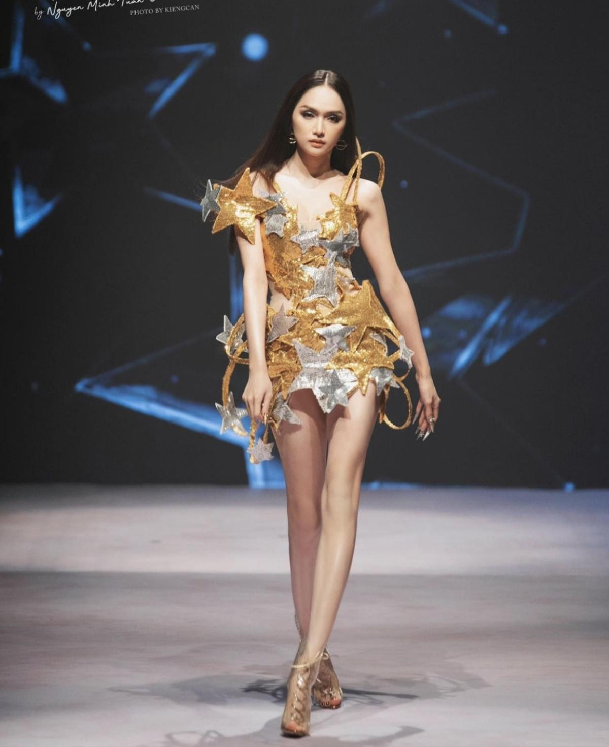 Visual 'cuỗm hào quang' của Hương Giang chiếm trọn spotlight trên sàn catwalk Ảnh 5