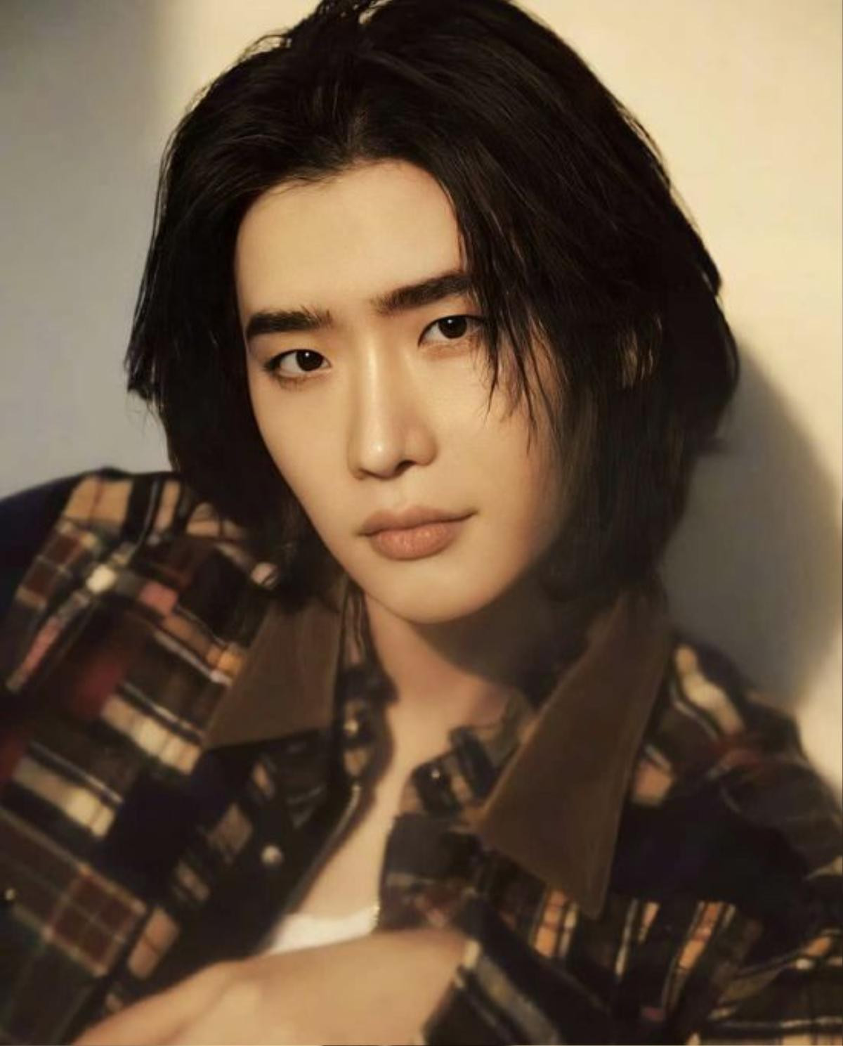 So kè nhan sắc của các nam thần Kbiz khi để tóc dài: Lee Jong Suk quyến rũ, Lee Min Ho như 'ông chú' Ảnh 14