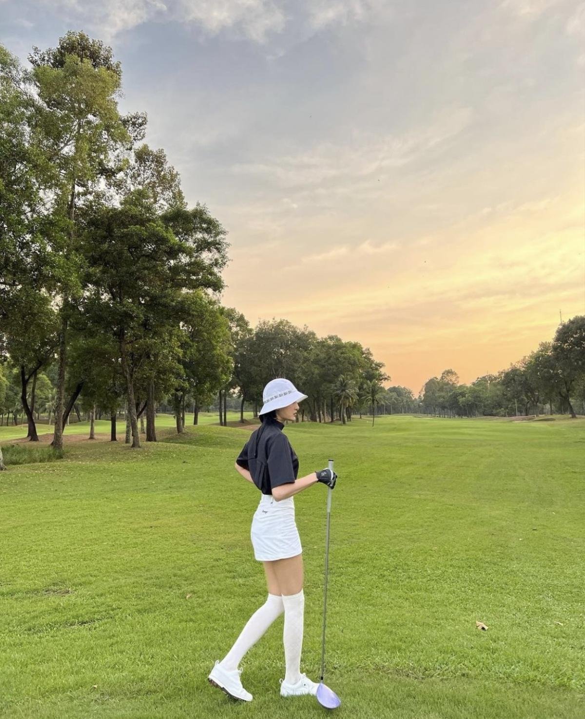 Độ này Hiền Hồ đi chơi golf nhiều hơn đi diễn: Biến sân golf thành sàn diễn, không lần nào mặc trùng đồ Ảnh 6