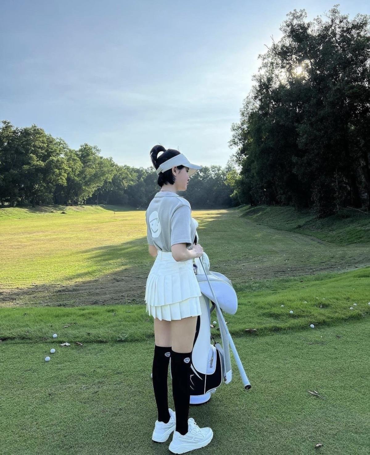 Độ này Hiền Hồ đi chơi golf nhiều hơn đi diễn: Biến sân golf thành sàn diễn, không lần nào mặc trùng đồ Ảnh 7