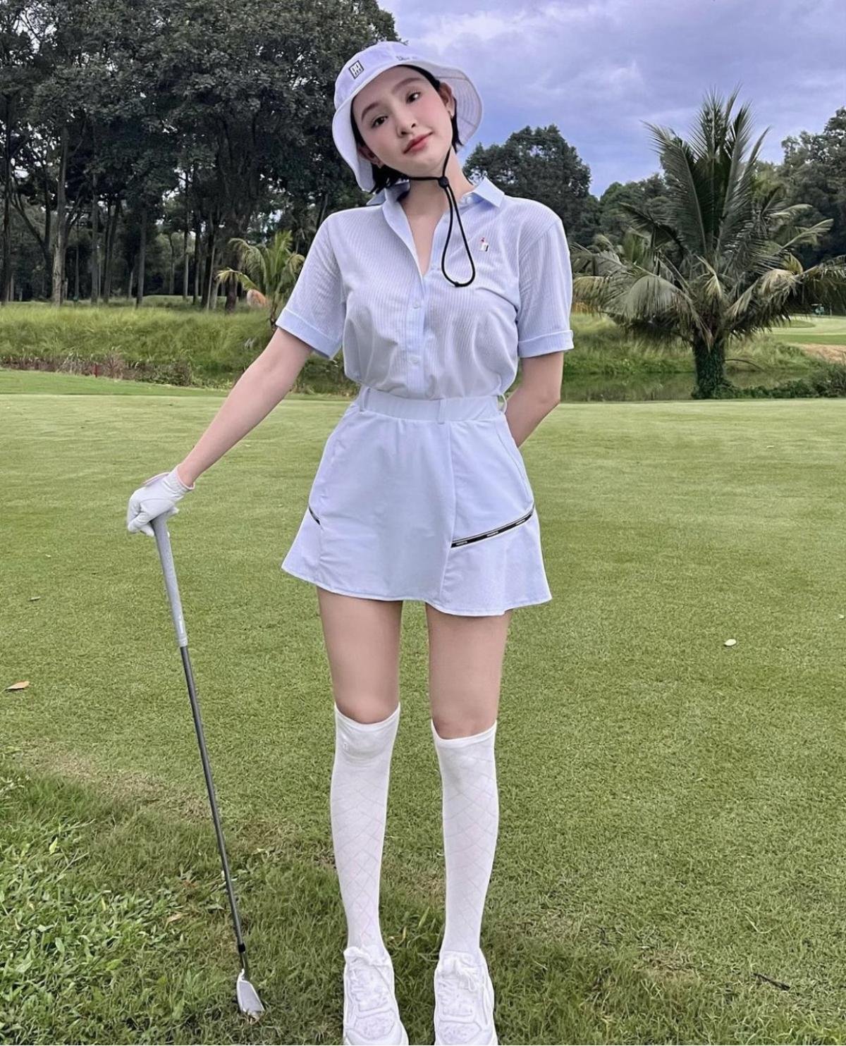 Độ này Hiền Hồ đi chơi golf nhiều hơn đi diễn: Biến sân golf thành sàn diễn, không lần nào mặc trùng đồ Ảnh 1