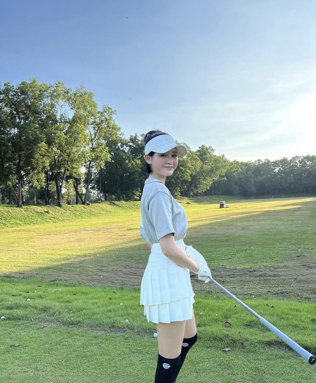 Công Vinh, Trâm Anh đam mê chơi golf như Cường Đô La và Hiền Hồ Ảnh 1