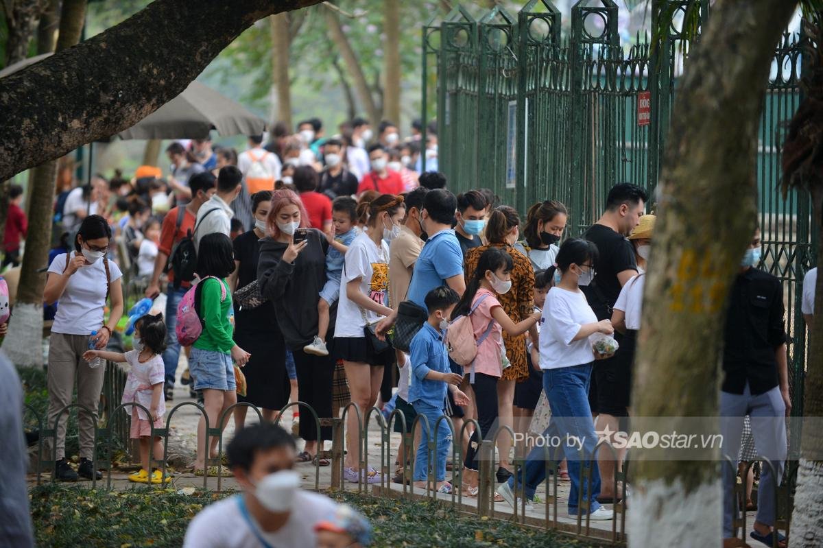 Ảnh: 'Biển người' chen chân đổ về Công viên Thủ Lệ trong ngày cuối tuần Ảnh 11