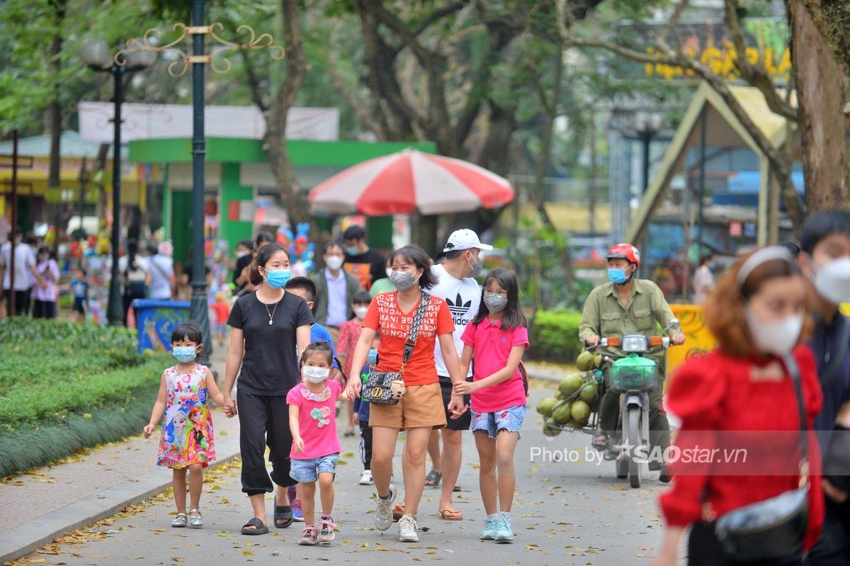 Ảnh: 'Biển người' chen chân đổ về Công viên Thủ Lệ trong ngày cuối tuần Ảnh 29