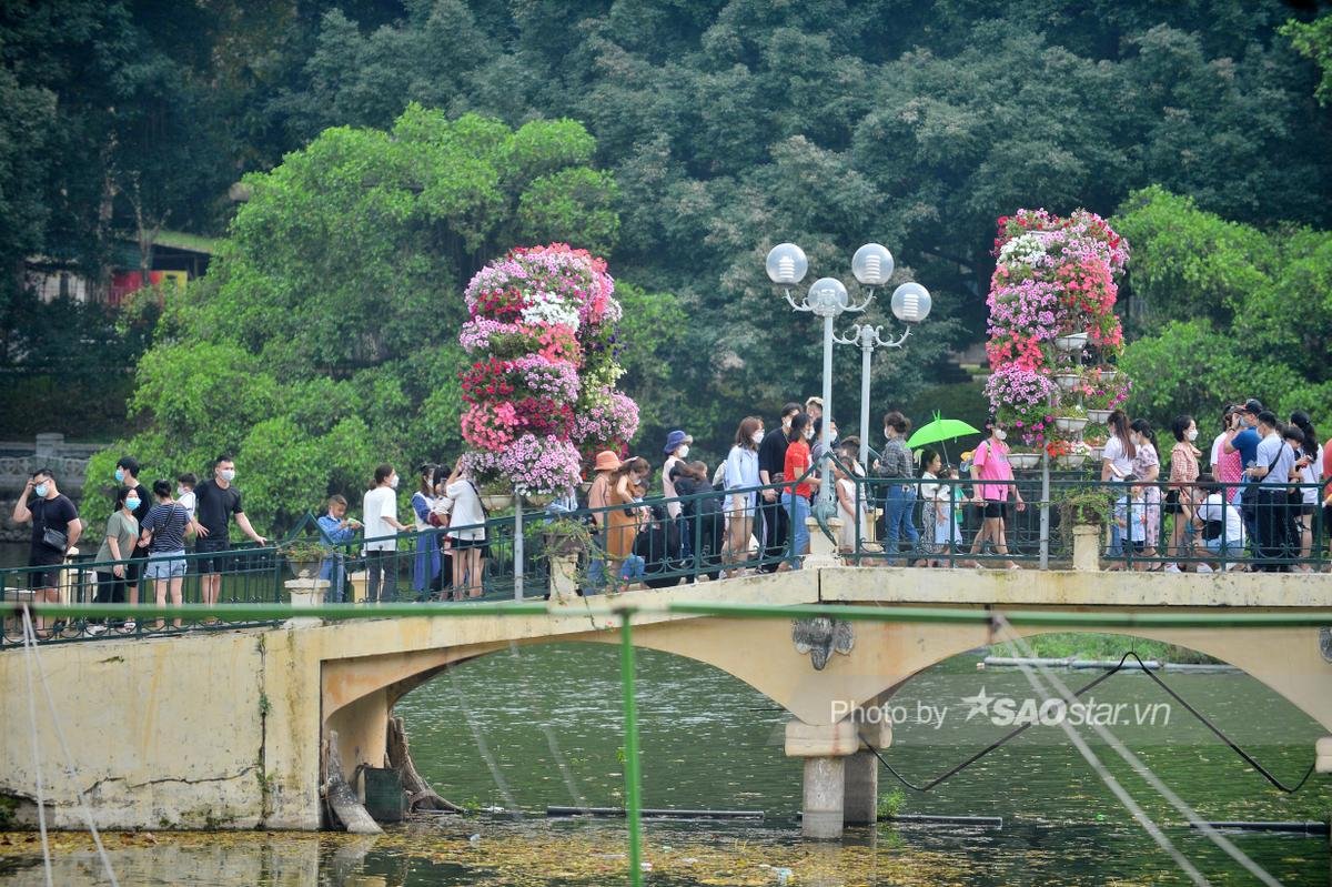 Ảnh: 'Biển người' chen chân đổ về Công viên Thủ Lệ trong ngày cuối tuần Ảnh 22