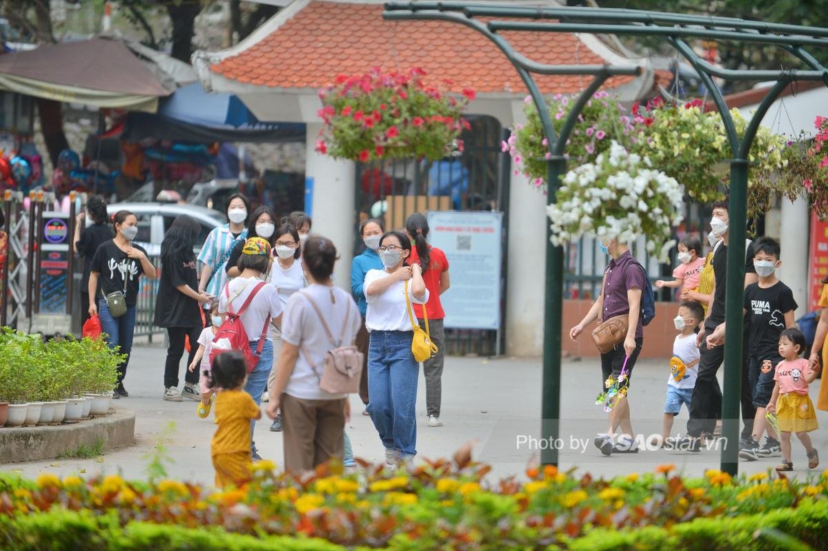 Ảnh: 'Biển người' chen chân đổ về Công viên Thủ Lệ trong ngày cuối tuần Ảnh 28