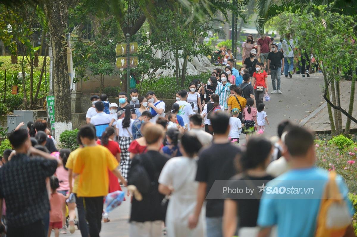 Ảnh: 'Biển người' chen chân đổ về Công viên Thủ Lệ trong ngày cuối tuần Ảnh 25