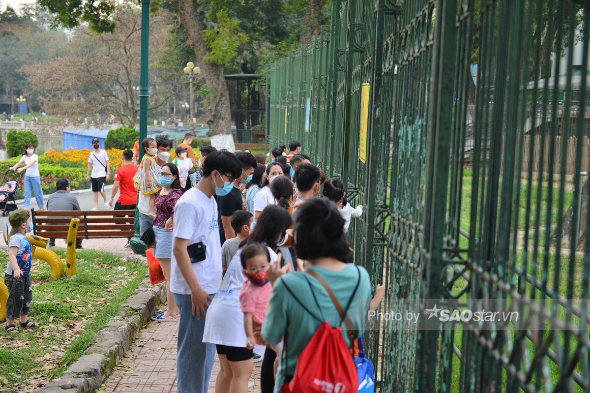 Ảnh: 'Biển người' chen chân đổ về Công viên Thủ Lệ trong ngày cuối tuần Ảnh 9