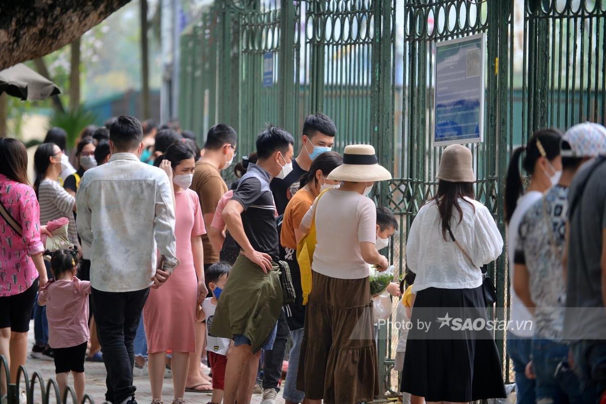 Ảnh: 'Biển người' chen chân đổ về Công viên Thủ Lệ trong ngày cuối tuần Ảnh 15