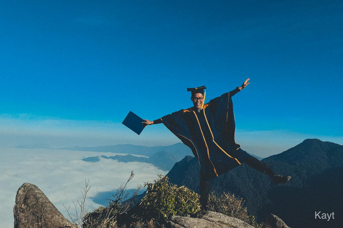 Chàng sinh viên tốt nghiệp loại giỏi mang áo cử nhân đi 'khoe' khắp các tỉnh, thành đất nước Ảnh 6