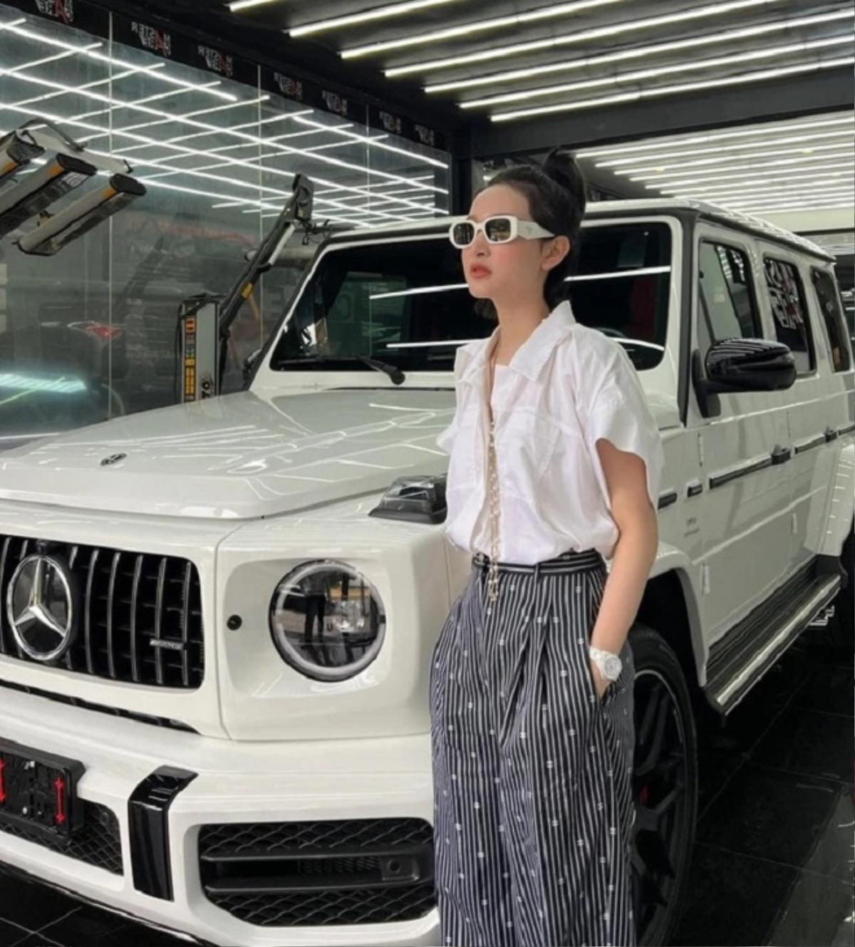 Dân mạng 'soi' ra bóng dáng người đàn ông trung niên trong bức ảnh Hiền Hồ chụp bên chiếc Mercedes G63 Ảnh 1