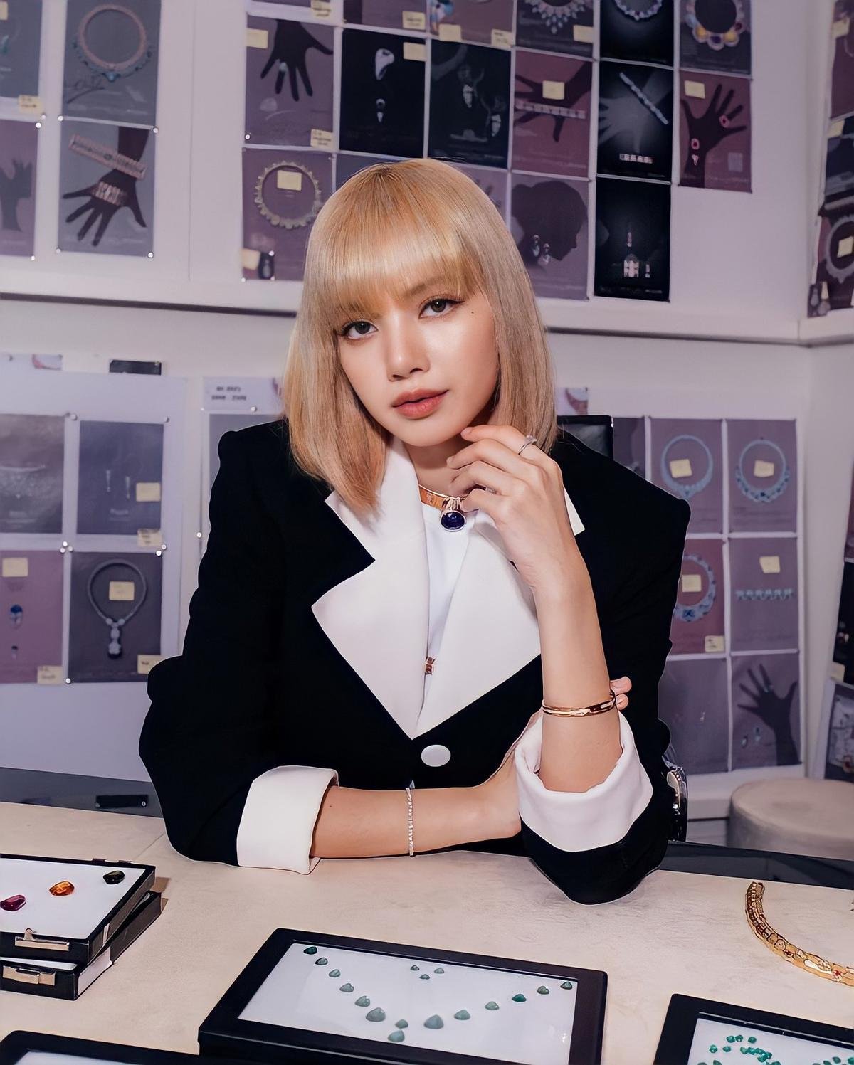 Đây là cách mà fan Thái Lan chào đón Lisa (BlackPink) quay trở về quê nhà Ảnh 1