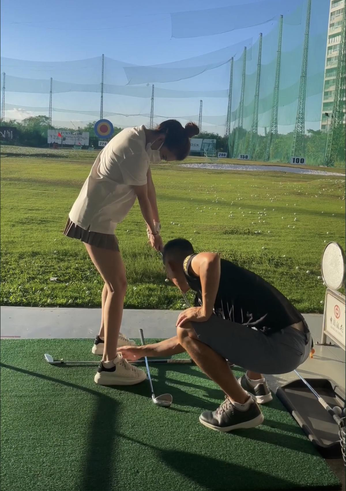 Em gái Công Vinh học chơi golf, anh trai dạy tận tình nhưng gặp vấn đề về quần áo Ảnh 3