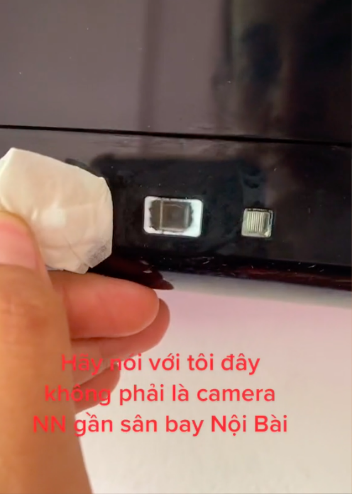 Vào nhà nghỉ gần sân bay, cô gái bàng hoàng thấy vật nghi camera ẩn, che lại thì bị đối xử thế này Ảnh 3