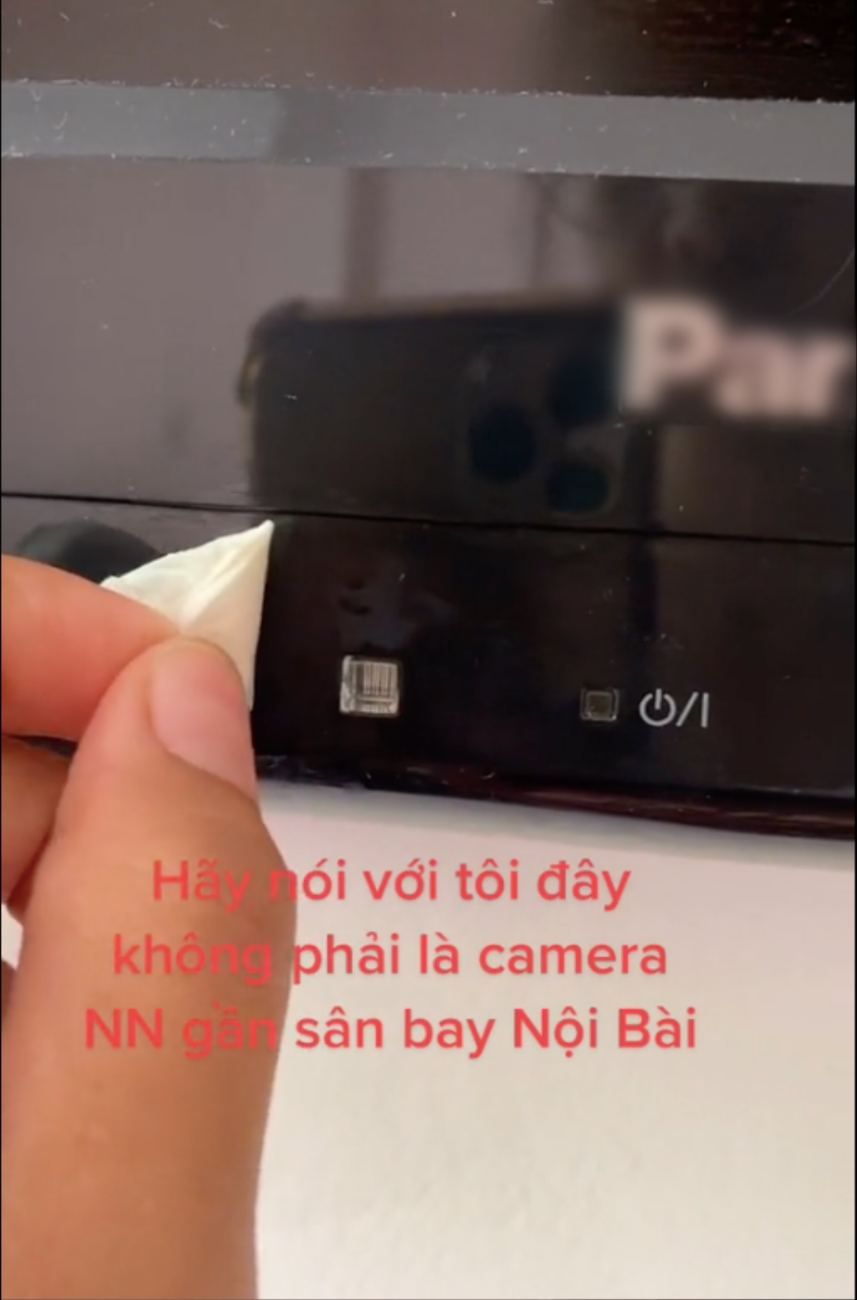 Vào nhà nghỉ gần sân bay, cô gái bàng hoàng thấy vật nghi camera ẩn, che lại thì bị đối xử thế này Ảnh 2