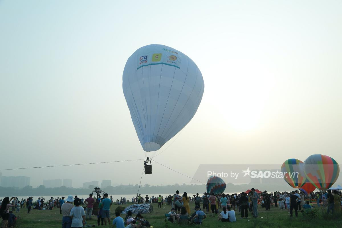 Ngay lúc này, 'biển người' chen chân đến lễ hội khinh khí cầu chờ đón 'đêm hoa đăng' soi bóng sông Hồng Ảnh 15