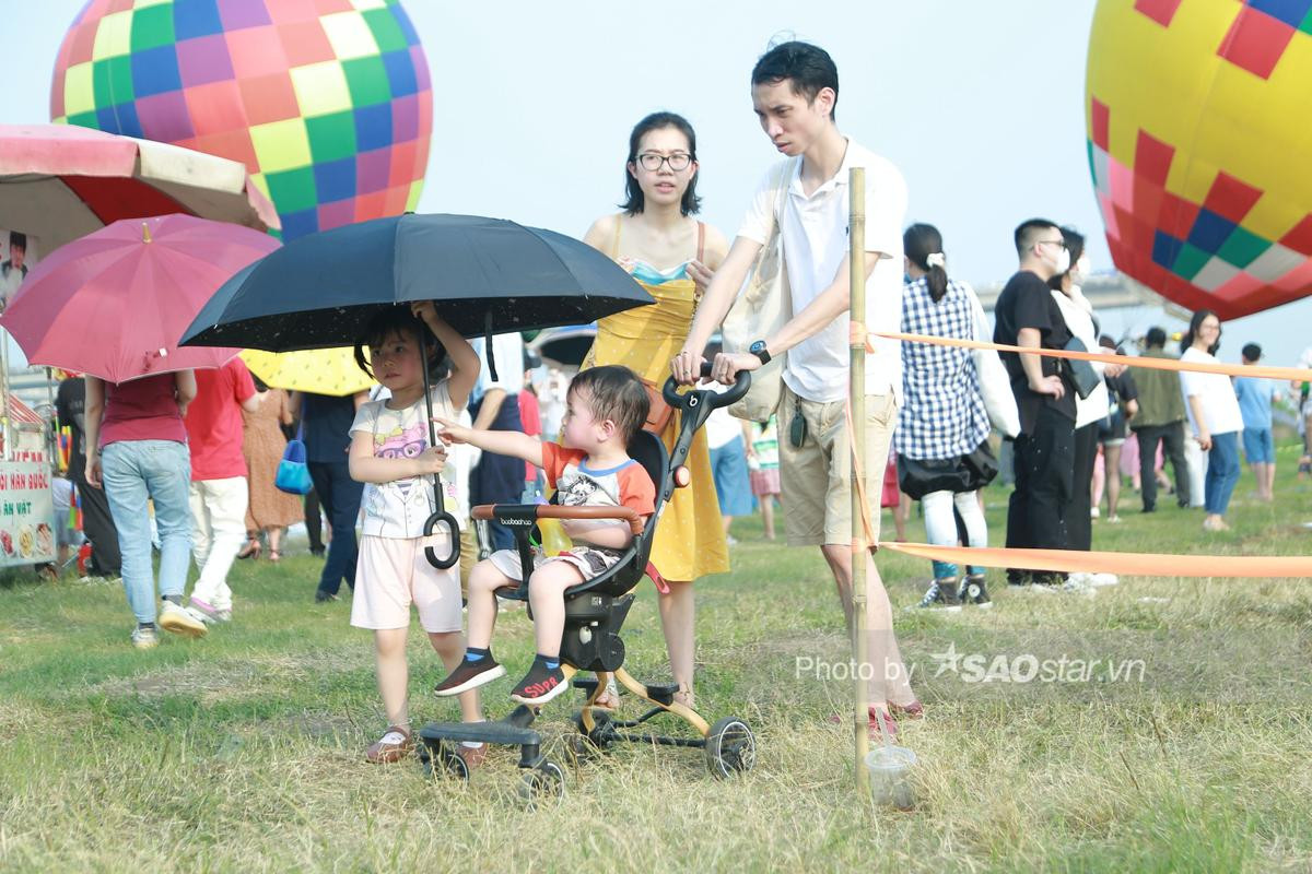 Ngay lúc này, 'biển người' chen chân đến lễ hội khinh khí cầu chờ đón 'đêm hoa đăng' soi bóng sông Hồng Ảnh 5