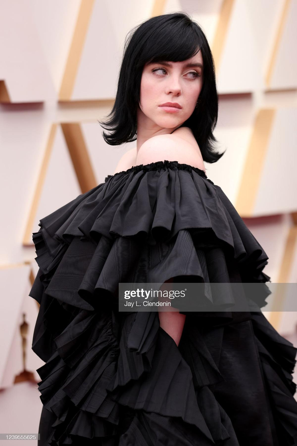 Oscar 2022: Fan chế nhạo Billie Eilish diện trang phục thảm đỏ không khác gì rèm cửa và giấy lót bánh Ảnh 4